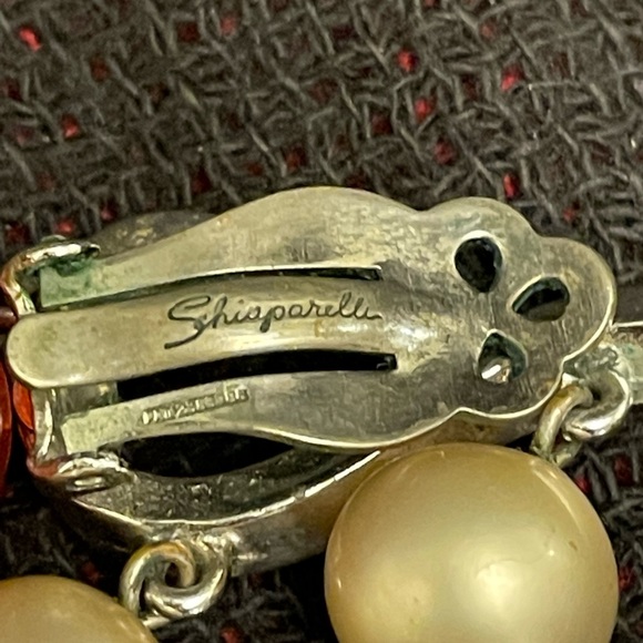 Schiaparelli SIGNED VTG. clip earrings rhodium plated, pearls & amber drop beads - Picture 5 of 13